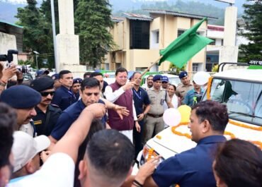 विश्व पर्यावरण दिवस पर भीमताल को मिली स्वच्छता की नई सौगात, मुख्यमंत्री धामी ने पांच कूड़ा वाहनों को दिखाई हरी झंडी।