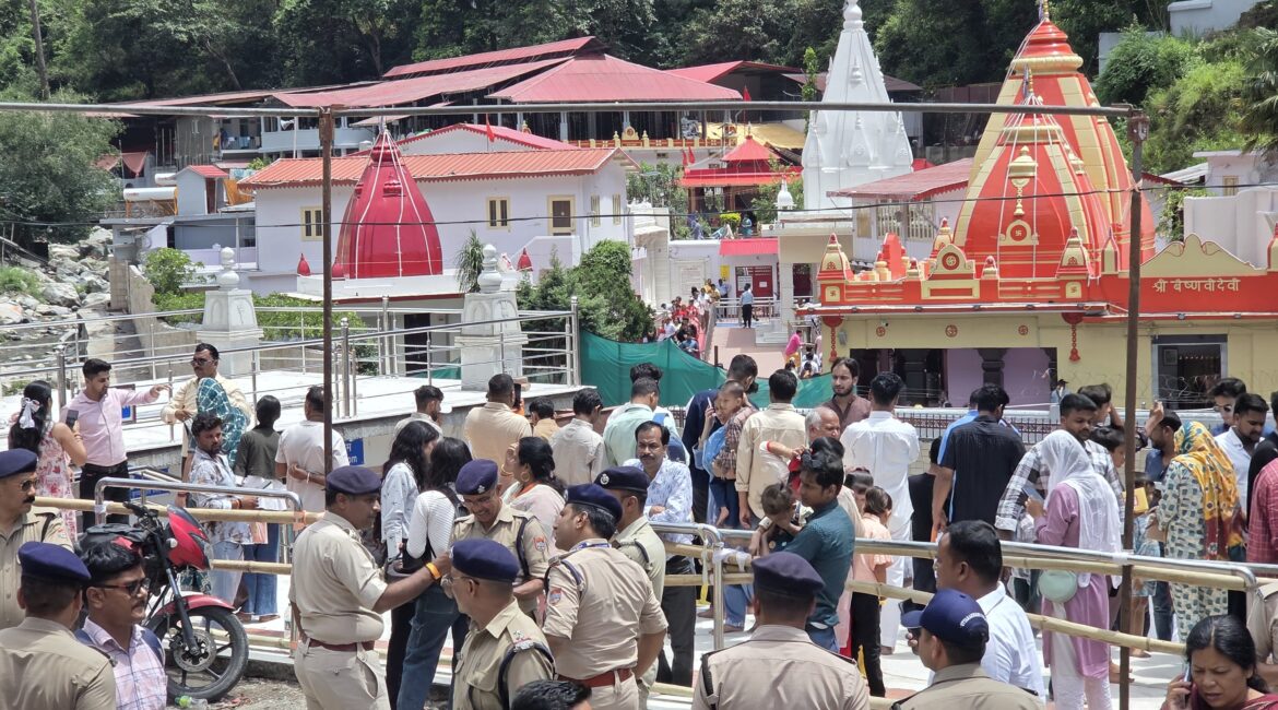 अफवाहों पर न दें ध्यान! बाबा के दरबार में आज 20,000 श्रद्धालुओं ने किए दर्शन स्थानीय जनता और होटल बुकिंग वालों को कोई रोक-टोक नहीं, शटल सेवा चल रही है लगातार — SSP डॉ. मंजूनाथ टीसी