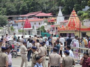 अफवाहों पर न दें ध्यान! बाबा के दरबार में आज 20,000 श्रद्धालुओं ने किए दर्शन स्थानीय जनता और होटल बुकिंग वालों को कोई रोक-टोक नहीं, शटल सेवा चल रही है लगातार — SSP डॉ. मंजूनाथ टीसी 
