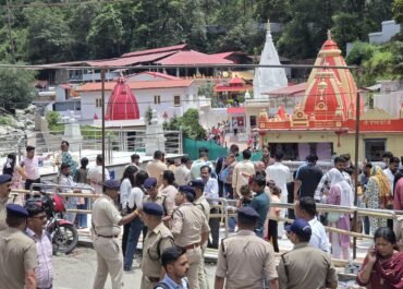 अफवाहों पर न दें ध्यान! बाबा के दरबार में आज 20,000 श्रद्धालुओं ने किए दर्शन स्थानीय जनता और होटल बुकिंग वालों को कोई रोक-टोक नहीं, शटल सेवा चल रही है लगातार — SSP डॉ. मंजूनाथ टीसी 
