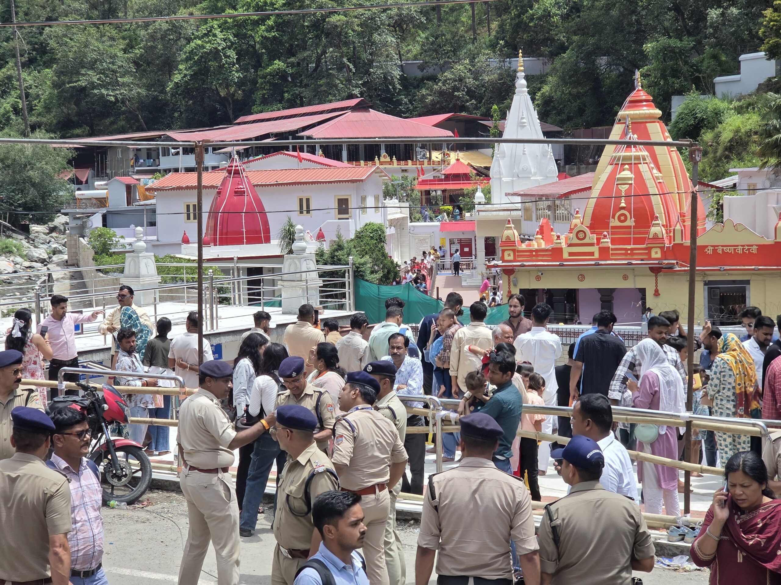 अफवाहों पर न दें ध्यान! बाबा के दरबार में आज 20,000 श्रद्धालुओं ने किए दर्शन स्थानीय जनता और होटल बुकिंग वालों को कोई रोक-टोक नहीं, शटल सेवा चल रही है लगातार — SSP डॉ. मंजूनाथ टीसी 