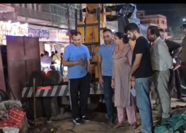 कांवड़ मेले से पहले हरिद्वार में एक्शन मोड में डीएम, देर रात किया सड़क और सीवरेज कार्यों का निरीक्षण।