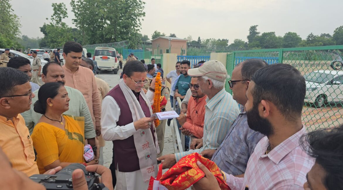 लोहियाहेड में मुख्यमंत्री धामी ने सुनी जनता की समस्याएं, अधिकारियों को दिए त्वरित समाधान के निर्देश।