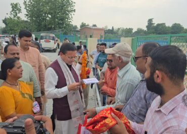 लोहियाहेड में मुख्यमंत्री धामी ने सुनी जनता की समस्याएं, अधिकारियों को दिए त्वरित समाधान के निर्देश।