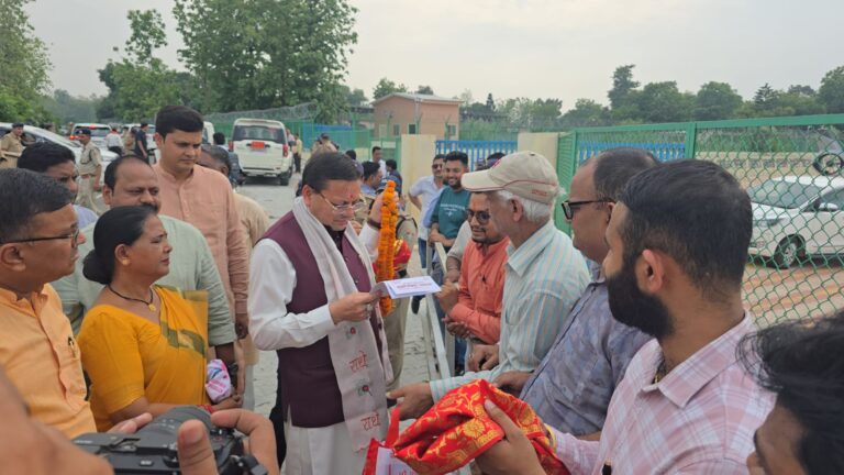 लोहियाहेड में मुख्यमंत्री धामी ने सुनी जनता की समस्याएं, अधिकारियों को दिए त्वरित समाधान के निर्देश।