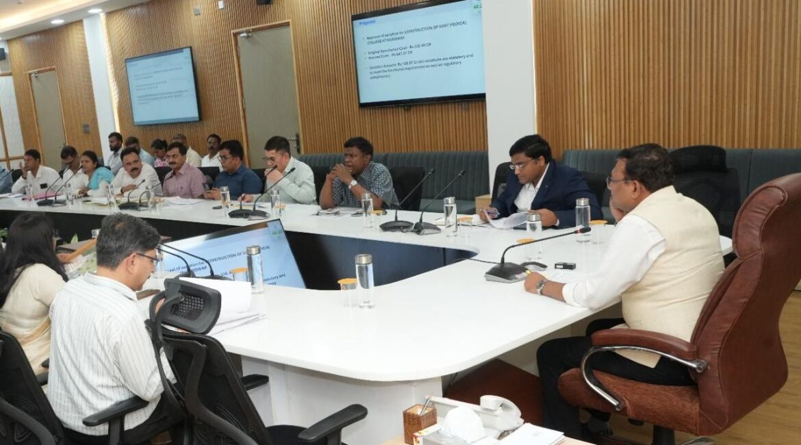 मुख्य सचिव आनंद बर्द्धन ने दी करोड़ों की विकास योजनाओं को मंजूरी, हरिद्वार मेडिकल कॉलेज और हल्द्वानी RTO परियोजना को मिली स्वीकृति।