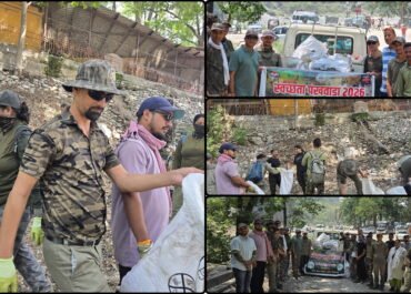 गिरिजा देवी मंदिर में चला स्वच्छता अभियान, पर्यावरण संरक्षण का दिया संदेश।