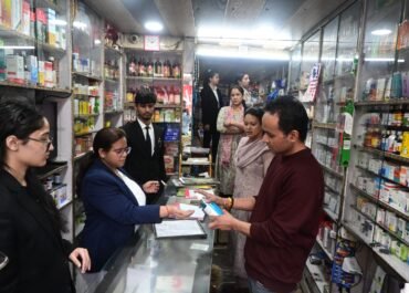मेडिकल स्टोरों पर संयुक्त छापेमारी, एक का क्रय-विक्रय रोका, चार को नोटिस।