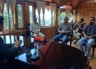 आयुक्त दीपक रावत की पहल से भूमि विवाद सुलझा, पीड़ित को मिले 15.50 लाख रुपये वापस।
