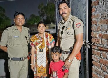 बस स्टैंड पर बिछड़ा मासूम, रामनगर पुलिस बनी फरिश्ता। 4 वर्षीय इस्माइल को सकुशल परिजनों से मिलाया, परिवार की आंखों में छलक आए खुशी के आंसू।