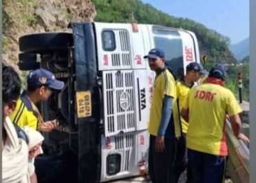 तोता घाटी में पलटी चारधाम यात्रियों की बस, 39 श्रद्धालु सवार; बड़ा हादसा टला।