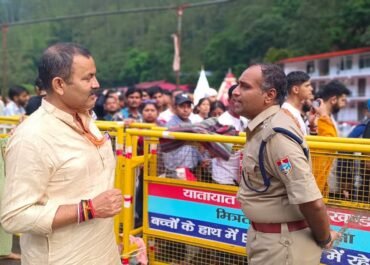 *🚔 SSP डॉ. मंजूनाथ टी.सी. की निगरानी में नैनीताल पुलिस की शानदार व्यवस्था* *🔥 पूरी रात बाबा के रंग में रंगा कैंची धाम: तारों की छांव में भक्तगण कर रहे बाबा जी के दर्शन, एक लाख से पार हुआ आंकड़ा*
