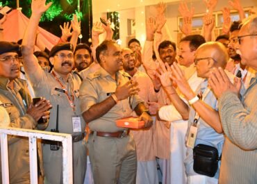 🎉*मेले के समापन में “जय नीम करौली बाबा’ के उद्घोष से गूंज उठा कैंची धाम आस्था के महासागर में उमड़े रिकॉर्ड संख्या में श्रद्धालु*   💥*मंदिर समिति ने सुगम दर्शन पर राज्य सरकार,  नैनीताल पुलिस कप्तान मंजुनाथ व प्रशासन का जताया विशेष आभार*🙏🏼💐