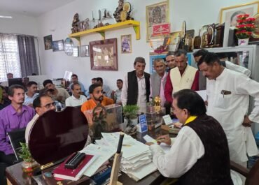 जनता दरबार में पहुंचे सांसद अजय भट्ट, सड़क से स्वास्थ्य तक की समस्याओं पर दिए त्वरित समाधान के निर्देश
