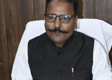 निजी स्कूलों की मनमानी पर डीएम का बड़ा एक्शन! अब लौटानी होगी अतिरिक्त फीस, मनमानी वसूली पर लाखों का जुर्माना और मान्यता रद्द करने की चेतावनी।