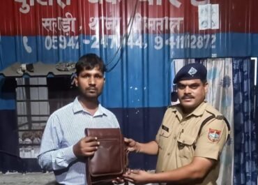 सलड़ी पुलिस ने लौटाया खोया पर्स और वाहन की चाबी, पर्यटक ने जताया आभार।