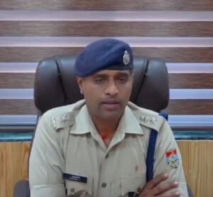 🚨 "कैंची धाम में अनुशासनहीनता पर 02 पुलिस कर्मियों पर बड़ी कार्यवाही, SSP डॉ. मंजूनाथ टी.सी. ने दिया सख्त संदेश" 🔥 "वर्दी पहनकर अपराध करने वालों को नहीं मिलेगी ढाल, SSP का स्पष्ट ऐलान"