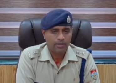 🚨 “कैंची धाम में अनुशासनहीनता पर 02 पुलिस कर्मियों पर बड़ी कार्यवाही, SSP डॉ. मंजूनाथ टी.सी. ने दिया सख्त संदेश” 🔥 “वर्दी पहनकर अपराध करने वालों को नहीं मिलेगी ढाल, SSP का स्पष्ट ऐलान”