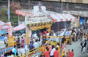 बुलेट पर नैनीताल कप्तान, कंधे से कंधा मिलाकर जवान ऐतिहासिक भीड़ के बीच सफल रहा कैंची धाम प्रबंधन!  आस्था का महासागर, चेहरे पर मुस्कान, कैंची धाम में ऐतिहासिक भीड़ ने किए सुव्यवस्थित दर्शन! 