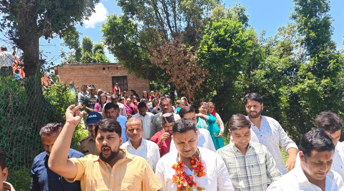 मंत्री राम सिंह कैड़ा ने गांव-गांव पहुंचकर सुनीं ग्रामीणों की समस्याएं, अधिकारियों को दिए त्वरित समाधान के निर्देश।