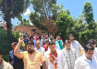 मंत्री राम सिंह कैड़ा ने गांव-गांव पहुंचकर सुनीं ग्रामीणों की समस्याएं, अधिकारियों को दिए त्वरित समाधान के निर्देश।