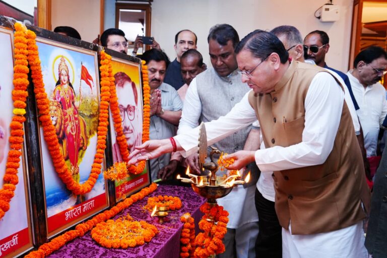 सीएम धामी ने लोकतंत्र सेनानियों का किया सम्मान, कहा— लोकतंत्र की रक्षा का संघर्ष रहेगा अमर।