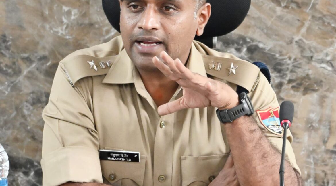 अपराधियों के खिलाफ SSP डॉ. मंजूनाथ टी.सी. का बुलडोजर एक्शन, 07 बंद दुकानों की चोरी का पर्दाफाश, 45+ मुकदमों वाले हिस्ट्रीशीटर 'पिद्दा' और साथी गिरफ्तार, लालकुआं, मुखानी व काठगोदाम में चोरी के मुकदमों का राजफाश, 2 लाख 28 हज़ार की नगदी, मोबाइल व मोटरसाइकिल बरामद, पुलिस टीम की एसएसपी ने थपथपाई पीठ।