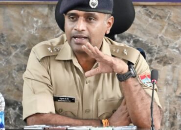 अपराधियों के खिलाफ SSP डॉ. मंजूनाथ टी.सी. का बुलडोजर एक्शन, 07 बंद दुकानों की चोरी का पर्दाफाश, 45+ मुकदमों वाले हिस्ट्रीशीटर ‘पिद्दा’ और साथी गिरफ्तार, लालकुआं, मुखानी व काठगोदाम में चोरी के मुकदमों का राजफाश, 2 लाख 28 हज़ार की नगदी, मोबाइल व मोटरसाइकिल बरामद, पुलिस टीम की एसएसपी ने थपथपाई पीठ।