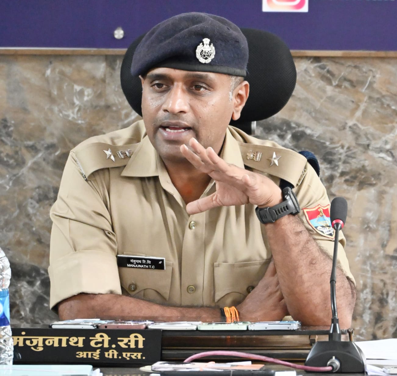अपराधियों के खिलाफ SSP डॉ. मंजूनाथ टी.सी. का बुलडोजर एक्शन, 07 बंद दुकानों की चोरी का पर्दाफाश, 45+ मुकदमों वाले हिस्ट्रीशीटर 'पिद्दा' और साथी गिरफ्तार, लालकुआं, मुखानी व काठगोदाम में चोरी के मुकदमों का राजफाश, 2 लाख 28 हज़ार की नगदी, मोबाइल व मोटरसाइकिल बरामद, पुलिस टीम की एसएसपी ने थपथपाई पीठ।
