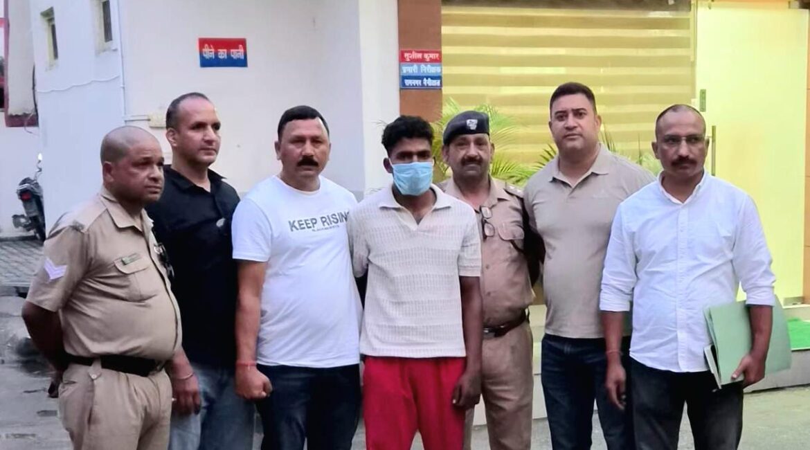 तमंचे के बल पर लूट करने वाला 10 हजार का इनामी आरोपी गिरफ्तार।