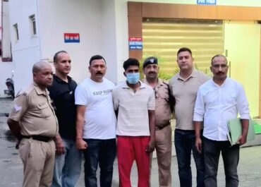 तमंचे के बल पर लूट करने वाला 10 हजार का इनामी आरोपी गिरफ्तार।