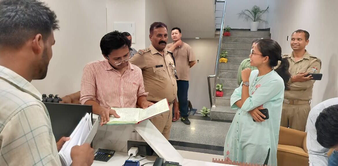 होटलों और गेस्ट हाउसों पर प्रशासन की सख्ती, अग्नि सुरक्षा में खामियां मिलने पर चालानी कार्रवाई।