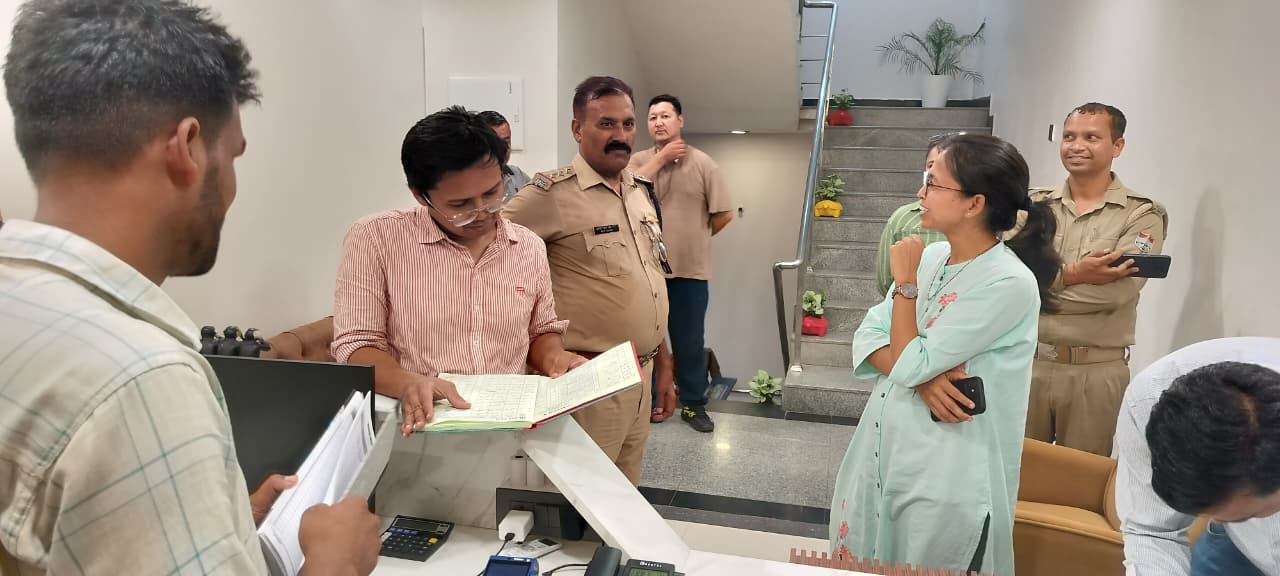 होटलों और गेस्ट हाउसों पर प्रशासन की सख्ती, अग्नि सुरक्षा में खामियां मिलने पर चालानी कार्रवाई।