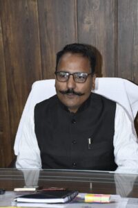 नैनीताल आने वाले पर्यटक यातायात नियमों का पालन करें, स्थानीय संस्कृति का सम्मान करें: डीएम ललित मोहन रयाल।