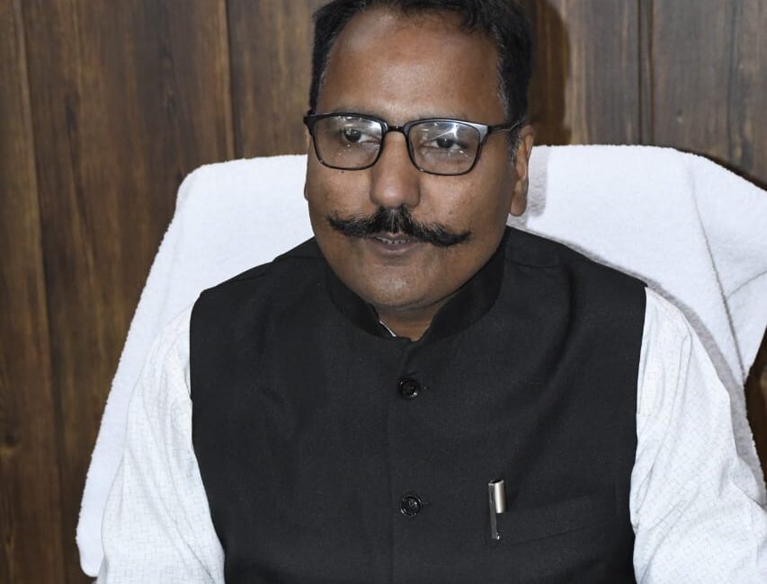 नैनीताल आने वाले पर्यटक यातायात नियमों का पालन करें, स्थानीय संस्कृति का सम्मान करें: डीएम ललित मोहन रयाल।