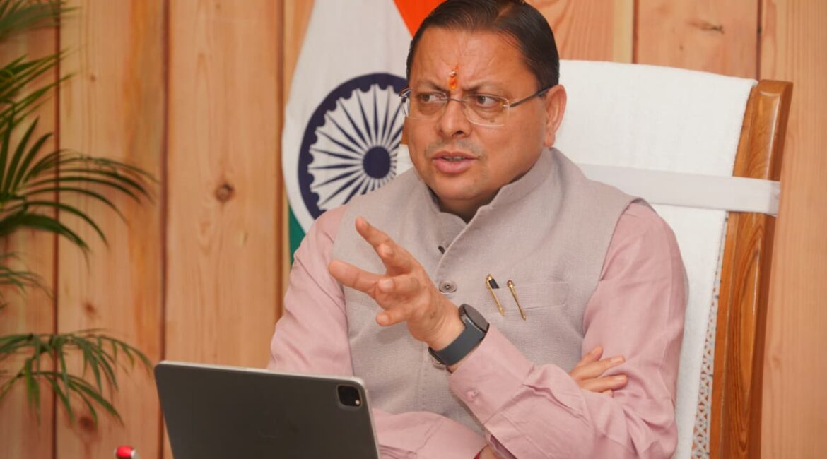 आपदा प्रबंधन में लापरवाही बर्दाश्त नहीं, ग्राउंड जीरो पर उतरें अधिकारी: मुख्यमंत्री धामी। उधम सिंह राठौर - प्रधान संपादक देहरादून, 15 जुलाई। मुख्यमंत्री पुष्कर सिंह धामी ने राज्य में मानसून, अतिवृष्टि, चारधाम यात्रा, डेंगू रोकथाम और आपदा प्रबंधन की तैयारियों की उच्चस्तरीय समीक्षा करते हुए अधिकारियों को स्पष्ट निर्देश दिए कि आपदा प्रबंधन में किसी भी स्तर की लापरवाही, शिथिलता या उदासीनता बर्दाश्त नहीं की जाएगी। उन्होंने कहा कि जनता की सुरक्षा सरकार की सर्वोच्च प्राथमिकता है और सभी अधिकारी केवल बैठकों तक सीमित न रहकर स्वयं ग्राउंड जीरो पर पहुंचकर व्यवस्थाओं का निरीक्षण करें। मुख्यमंत्री आवास में आयोजित समीक्षा बैठक में मुख्यमंत्री ने सभी जिलाधिकारियों और संबंधित विभागों को 24×7 अलर्ट मोड में रहने के निर्देश देते हुए कहा कि किसी भी आपदा या आपात स्थिति में राहत एवं बचाव कार्यों में एक क्षण की भी देरी नहीं होनी चाहिए। उन्होंने निर्देश दिए कि प्रत्येक महत्वपूर्ण घटना की सूचना तत्काल मुख्यमंत्री कार्यालय और राज्य आपदा नियंत्रण कक्ष को उपलब्ध कराई जाए तथा राहत एवं पुनर्वास कार्यों में तेजी लाई जाए। चारधाम यात्रा की समीक्षा के दौरान मुख्यमंत्री ने यात्रा मार्गों की स्थिति, भूस्खलन संभावित क्षेत्रों, यात्रियों की सुरक्षा और व्यवस्थाओं की जानकारी ली। अधिकारियों ने बताया कि इस वर्ष अब तक 44.65 लाख से अधिक श्रद्धालु चारधाम यात्रा कर चुके हैं। मुख्यमंत्री ने कहा कि यात्रियों की सुरक्षा, चिकित्सा सुविधा, पेयजल, स्वच्छता और यातायात प्रबंधन में किसी प्रकार की कमी नहीं होनी चाहिए। मुख्यमंत्री ने निर्देश दिए कि भूस्खलन संभावित स्थानों पर पहले से जेसीबी, पोकलैंड मशीनें, तकनीकी दल और आवश्यक उपकरण तैनात रखे जाएं ताकि सड़क बाधित होने की स्थिति में तत्काल यातायात बहाल किया जा सके। साथ ही संवेदनशील क्षेत्रों में जीपीएस और आधुनिक संचार प्रणाली का प्रभावी उपयोग सुनिश्चित किया जाए। उन्होंने कहा कि एनडीआरएफ, एसडीआरएफ, पुलिस, स्वास्थ्य, लोक निर्माण, विद्युत, पेयजल, खाद्य एवं नागरिक आपूर्ति सहित सभी विभाग पूर्ण समन्वय के साथ कार्य करें। किसी भी विभाग की ओर से संसाधनों या सूचना के अभाव का बहाना स्वीकार नहीं किया जाएगा। मुख्यमंत्री ने निर्देश दिए कि भारी वर्षा या भूस्खलन के कारण यदि बिजली, पेयजल, सड़क अथवा संचार सेवाएं प्रभावित होती हैं तो उन्हें सर्वोच्च प्राथमिकता के आधार पर तत्काल बहाल किया जाए। आवश्यकता पड़ने पर अतिरिक्त टीमें भेजी जाएं और वैकल्पिक व्यवस्थाएं भी तुरंत लागू की जाएं। डेंगू की रोकथाम पर मुख्यमंत्री ने सभी जिलों में युद्धस्तर पर अभियान चलाने के निर्देश दिए। उन्होंने जलभराव वाले क्षेत्रों की तत्काल सफाई, फॉगिंग, एंटी-लार्वा छिड़काव तथा जनजागरूकता अभियान तेज करने को कहा, ताकि संक्रमण को फैलने से रोका जा सके। मुख्यमंत्री ने दूरस्थ और संवेदनशील क्षेत्रों में खाद्यान्न, दवाइयों, ईंधन और अन्य आवश्यक वस्तुओं का अग्रिम भंडारण सुनिश्चित करने के भी निर्देश दिए, जिससे सड़क बंद होने की स्थिति में स्थानीय लोगों को किसी प्रकार की परेशानी न हो। बैठक में मुख्यमंत्री ने यह भी घोषणा की कि राज्य सरकार का जनकल्याणकारी अभियान 'जन-जन की सरकार, जन-जन के द्वार' का तीसरा चरण 15 सितंबर से नए स्वरूप में शुरू किया जाएगा। उन्होंने अधिकारियों को निर्देश दिए कि सरकार की सभी योजनाओं का लाभ समाज के अंतिम व्यक्ति तक समयबद्ध और प्रभावी ढंग से पहुंचाया जाए।