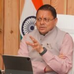 आपदा प्रबंधन में लापरवाही बर्दाश्त नहीं, ग्राउंड जीरो पर उतरें अधिकारी: मुख्यमंत्री धामी। उधम सिंह राठौर - प्रधान संपादक देहरादून, 15 जुलाई। मुख्यमंत्री पुष्कर सिंह धामी ने राज्य में मानसून, अतिवृष्टि, चारधाम यात्रा, डेंगू रोकथाम और आपदा प्रबंधन की तैयारियों की उच्चस्तरीय समीक्षा करते हुए अधिकारियों को स्पष्ट निर्देश दिए कि आपदा प्रबंधन में किसी भी स्तर की लापरवाही, शिथिलता या उदासीनता बर्दाश्त नहीं की जाएगी। उन्होंने कहा कि जनता की सुरक्षा सरकार की सर्वोच्च प्राथमिकता है और सभी अधिकारी केवल बैठकों तक सीमित न रहकर स्वयं ग्राउंड जीरो पर पहुंचकर व्यवस्थाओं का निरीक्षण करें। मुख्यमंत्री आवास में आयोजित समीक्षा बैठक में मुख्यमंत्री ने सभी जिलाधिकारियों और संबंधित विभागों को 24×7 अलर्ट मोड में रहने के निर्देश देते हुए कहा कि किसी भी आपदा या आपात स्थिति में राहत एवं बचाव कार्यों में एक क्षण की भी देरी नहीं होनी चाहिए। उन्होंने निर्देश दिए कि प्रत्येक महत्वपूर्ण घटना की सूचना तत्काल मुख्यमंत्री कार्यालय और राज्य आपदा नियंत्रण कक्ष को उपलब्ध कराई जाए तथा राहत एवं पुनर्वास कार्यों में तेजी लाई जाए। चारधाम यात्रा की समीक्षा के दौरान मुख्यमंत्री ने यात्रा मार्गों की स्थिति, भूस्खलन संभावित क्षेत्रों, यात्रियों की सुरक्षा और व्यवस्थाओं की जानकारी ली। अधिकारियों ने बताया कि इस वर्ष अब तक 44.65 लाख से अधिक श्रद्धालु चारधाम यात्रा कर चुके हैं। मुख्यमंत्री ने कहा कि यात्रियों की सुरक्षा, चिकित्सा सुविधा, पेयजल, स्वच्छता और यातायात प्रबंधन में किसी प्रकार की कमी नहीं होनी चाहिए। मुख्यमंत्री ने निर्देश दिए कि भूस्खलन संभावित स्थानों पर पहले से जेसीबी, पोकलैंड मशीनें, तकनीकी दल और आवश्यक उपकरण तैनात रखे जाएं ताकि सड़क बाधित होने की स्थिति में तत्काल यातायात बहाल किया जा सके। साथ ही संवेदनशील क्षेत्रों में जीपीएस और आधुनिक संचार प्रणाली का प्रभावी उपयोग सुनिश्चित किया जाए। उन्होंने कहा कि एनडीआरएफ, एसडीआरएफ, पुलिस, स्वास्थ्य, लोक निर्माण, विद्युत, पेयजल, खाद्य एवं नागरिक आपूर्ति सहित सभी विभाग पूर्ण समन्वय के साथ कार्य करें। किसी भी विभाग की ओर से संसाधनों या सूचना के अभाव का बहाना स्वीकार नहीं किया जाएगा। मुख्यमंत्री ने निर्देश दिए कि भारी वर्षा या भूस्खलन के कारण यदि बिजली, पेयजल, सड़क अथवा संचार सेवाएं प्रभावित होती हैं तो उन्हें सर्वोच्च प्राथमिकता के आधार पर तत्काल बहाल किया जाए। आवश्यकता पड़ने पर अतिरिक्त टीमें भेजी जाएं और वैकल्पिक व्यवस्थाएं भी तुरंत लागू की जाएं। डेंगू की रोकथाम पर मुख्यमंत्री ने सभी जिलों में युद्धस्तर पर अभियान चलाने के निर्देश दिए। उन्होंने जलभराव वाले क्षेत्रों की तत्काल सफाई, फॉगिंग, एंटी-लार्वा छिड़काव तथा जनजागरूकता अभियान तेज करने को कहा, ताकि संक्रमण को फैलने से रोका जा सके। मुख्यमंत्री ने दूरस्थ और संवेदनशील क्षेत्रों में खाद्यान्न, दवाइयों, ईंधन और अन्य आवश्यक वस्तुओं का अग्रिम भंडारण सुनिश्चित करने के भी निर्देश दिए, जिससे सड़क बंद होने की स्थिति में स्थानीय लोगों को किसी प्रकार की परेशानी न हो। बैठक में मुख्यमंत्री ने यह भी घोषणा की कि राज्य सरकार का जनकल्याणकारी अभियान 'जन-जन की सरकार, जन-जन के द्वार' का तीसरा चरण 15 सितंबर से नए स्वरूप में शुरू किया जाएगा। उन्होंने अधिकारियों को निर्देश दिए कि सरकार की सभी योजनाओं का लाभ समाज के अंतिम व्यक्ति तक समयबद्ध और प्रभावी ढंग से पहुंचाया जाए।