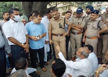बिजली विभाग कार्यालय पर कांग्रेस का हल्ला बोल, स्मार्ट मीटर और बिजली कटौती को लेकर जोरदार प्रदर्शन।