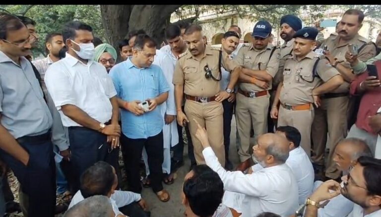 बिजली विभाग कार्यालय पर कांग्रेस का हल्ला बोल, स्मार्ट मीटर और बिजली कटौती को लेकर जोरदार प्रदर्शन।