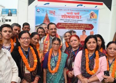 सोमनाथ स्वाभिमान पर्व के तहत नैनीताल जिले से 37 श्रद्धालुओं का दल रवाना, सांसद अजय भट्ट ने दिखाई हरी झंडी।