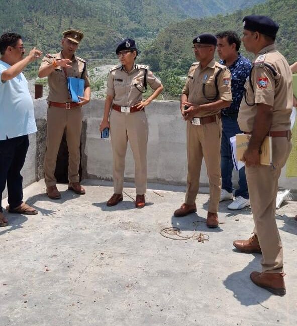 आईजी कुमाऊं का बेतालघाट थाना निरीक्षण, निर्माण कार्य और पुलिस व्यवस्था पर सख्त निर्देश।