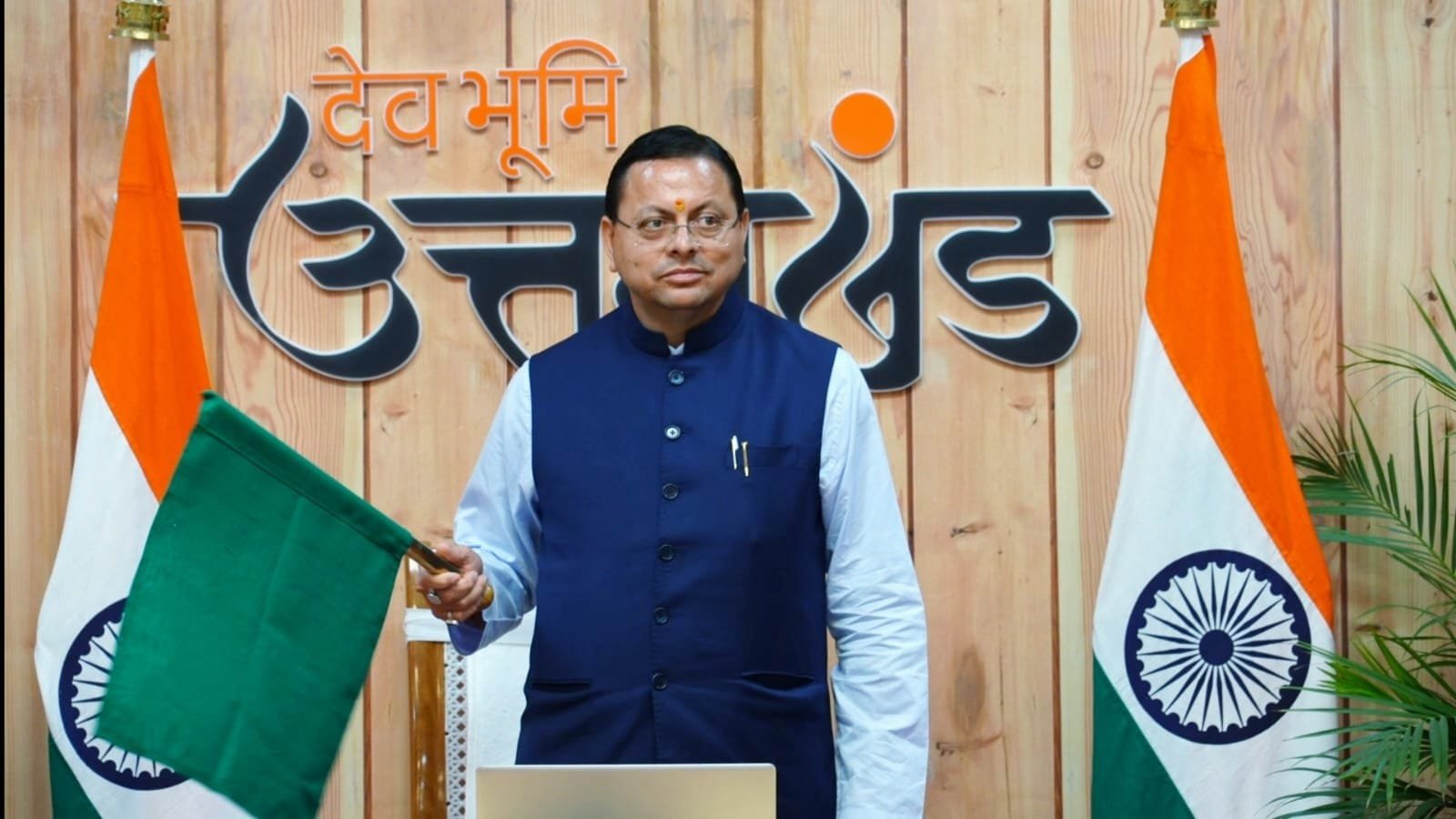 रामनगर-देहरादून एक्सप्रेस का हुआ शुभारंभ, सीएम धामी और रेल मंत्री अश्विनी वैष्णव ने किया फ्लैग ऑफ।