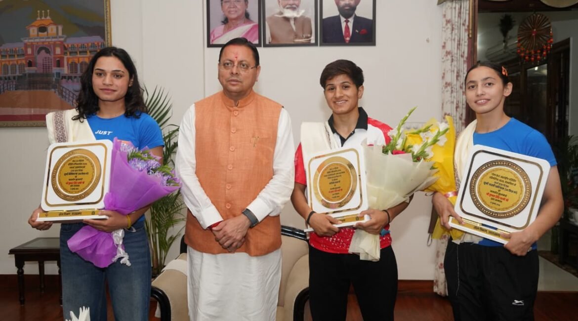 मुख्यमंत्री धामी ने अंतरराष्ट्रीय पदक विजेता महिला मुक्केबाजों को किया सम्मानित।