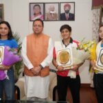 मुख्यमंत्री धामी ने अंतरराष्ट्रीय पदक विजेता महिला मुक्केबाजों को किया सम्मानित।