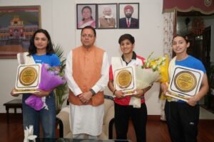 मुख्यमंत्री धामी ने अंतरराष्ट्रीय पदक विजेता महिला मुक्केबाजों को किया सम्मानित।