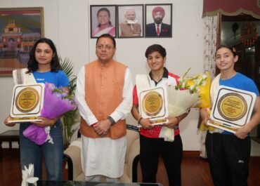 मुख्यमंत्री धामी ने अंतरराष्ट्रीय पदक विजेता महिला मुक्केबाजों को किया सम्मानित।