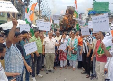 मंदिरों के चढ़ावे पर सियासत तेज! रामनगर में कांग्रेस का उग्र प्रदर्शन, भाजपा सरकार का पुतला फूंका”