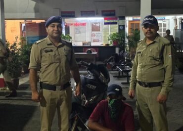 शातिर की चाल हुई फेल, पुलिस ने चोरी की स्कूटी समेत दबोचा।