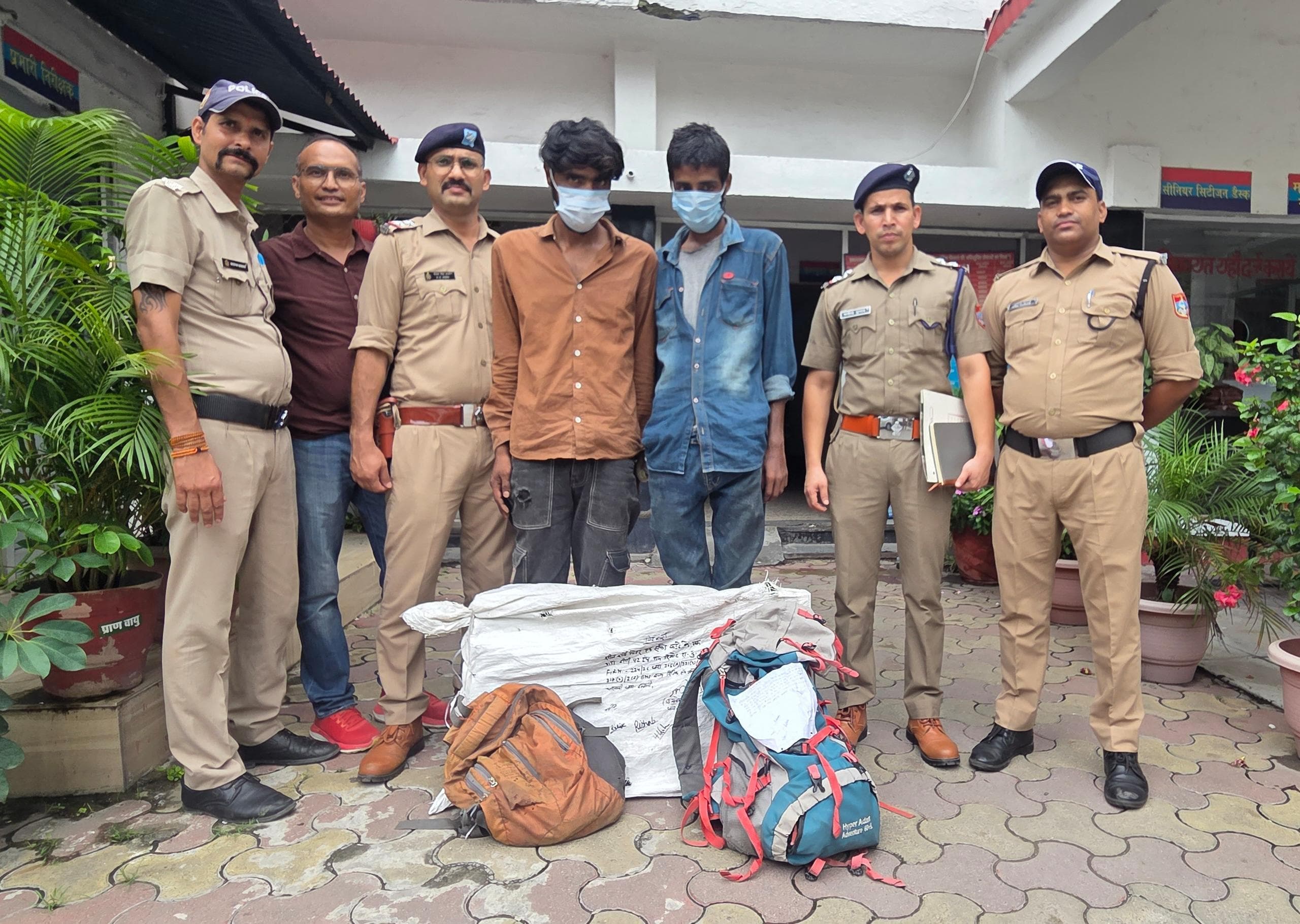 "ताला तोड़कर उड़ाया लाखों का माल... लेकिन CCTV की नज़र से नहीं बच सके शातिर! पुलिस ने 48 घंटे में पलट दी पूरी बाज़ी"