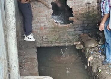 मानसून से पहले नगर पालिका का बड़ा एक्शन, नाले पर बना अवैध शौचालय ध्वस्त, 10 अतिक्रमण हटाए।